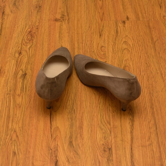 CALVIN KLEIN BROWN SUEDE KITTEN HEELS - Picture 4 of 6